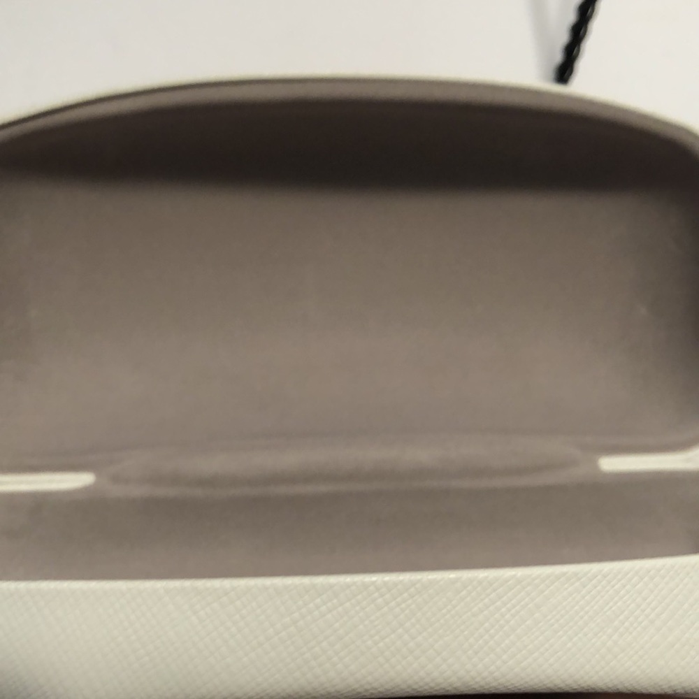Michael Kors white hard shell sunglasses case - Picture 5 of 9